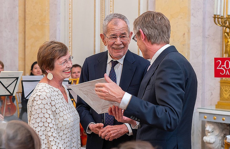 Bundespräsident Alexander Van der Bellen (Mitte) und Ehefrau Doris Schmidauer überreichten Albertina-Generaldirektor Ralph Gleis im Rahmen des Empfangs ein besonderes Geschenk.