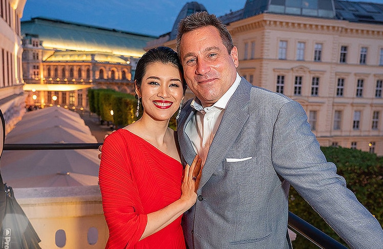 Leiter des Strabag Kunstforums Sebastian Haselsteiner mit Ehefrau und Bratschistin Mariko Haselsteiner.