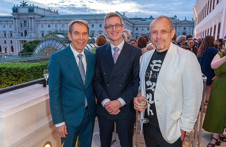 V.l.n.r.: Künstler Jeff Koons, Albertina-Generaldirektor Ralph Gleis und Life-Ball-Gründer Gery Keszler.