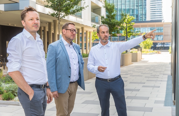 V.l.n.r.: Werner Schuster, Friedrich Csörgits und Erol Milo besuchten das Umfeld des Projekts, um die Standortqualitäten näher zu beleuchten © LEADERSNET/D. Mikkelsen  