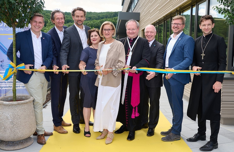 V.l.n.r.: LAbg. Bürgermeister Christoph Kaufmann, Uli Grabenwarter (Equity Investments at European Investment Fund), ISTA-Präsident Martin Hetzer, Geschäftsführerin tecnet equity Doris Agneter, Landeshauptfrau Johanna Mikl-Leitner, Hwst. Prälat Anton W. Höslinger, (Can.Reg, Propst des Stiftes Klosterneuburg), ecoplus Geschäftsführer Helmut Miernicki, Markus Wanko, XISTA und Superintendent Michael Simmer (Evangelische Kirche A.B. in Niederösterreich) © NLK Pfeiffer