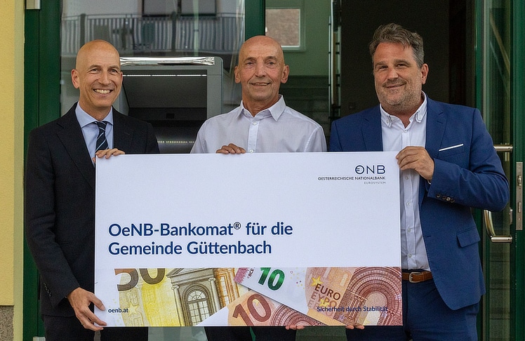 V.l.n.r.: Martin Kocher (OeNB-Gouverneur), Leo Radakovits (Bürgermeister Güttenbach) und Matthias Schroth (OeNB, Direktor der Hauptabteilung Recht, Bargeld und Beteiligungen © Oesterreichische Nationalbank