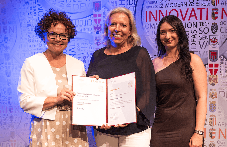 V.l.n.r.: Tourismus-Staatssekretärin Elisabeth Zehetner und die beiden Mitglieder des Event Operations Team des CCB Ursula Winter und Kathleen Cieslar.