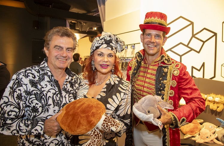 V.l.n.r.: Die Künstlerwirtsleut' Konstantin Schenk und Tamara Trojani mit Circus-Pikard-Direktor Alexander Schneller-Pikard. © Jürgen Hammerschmid