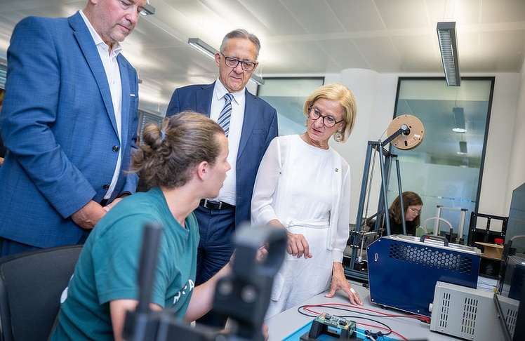 Bei der Besichtigung der Space Factory wurde gezeigt, wie Start-ups und junge Unternehmen ihre Raumfahrt-Hardware künftig direkt am Standort entwickeln, testen und schneller zur Marktreife bringen können.