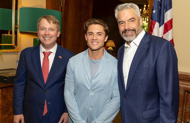 V.l.n.r.: US-Botschafter Art Fisher, US-Influencer Nick Topel und Bundeskanzler a.D. Karl Nehammer.