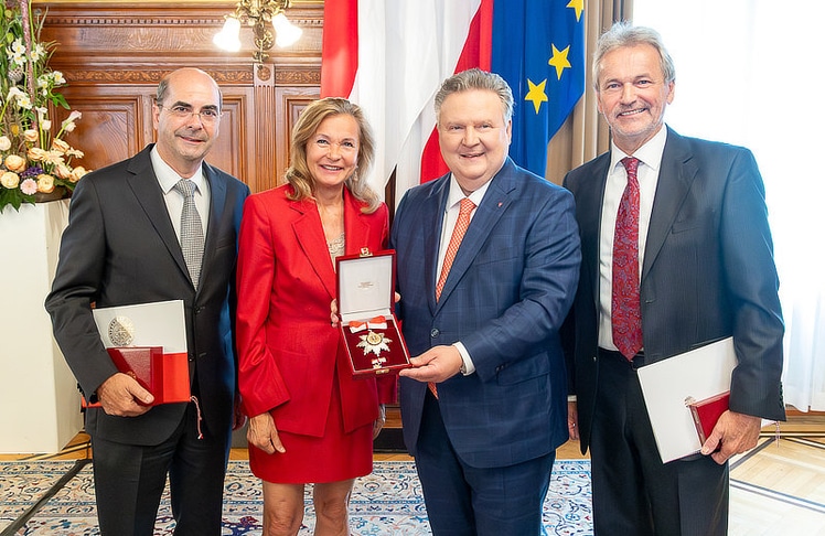 Bürgermeister Michael Ludwig (3.v.l.) mit allen Preisträger:innen des Tages (v.l.n.r.): Johann Klein, Doris Felber und Helmut Mondschein.