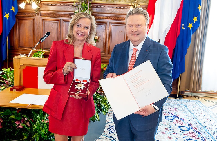 Bäckereichefin Doris Felber erhielt das Silberne Ehrenzeihen für Verdienste um das Land Wien von Bürgermeister Michael Ludwig.