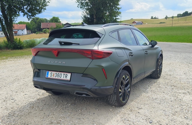 Die Tribe Edition verleiht dem Cupra mit exklusiven Designakzenten und 19-Zoll-Felgen einen besonders markanten Auftritt - überhaupt in Kombination mit dem optionalen Mattgrün.