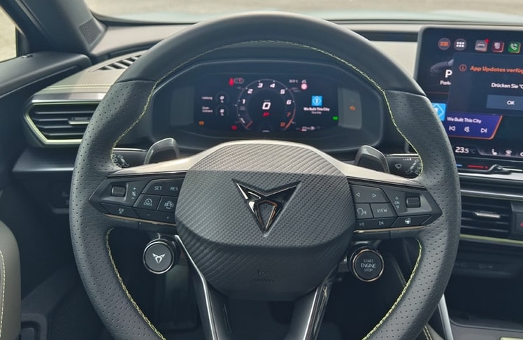 Dank echter Tasten lassen sich viele Funktionen ablenkungsfrei übers Lenkrad steuern. Wie bei Sportwagen sitzt auch der Startknopf im Volant.