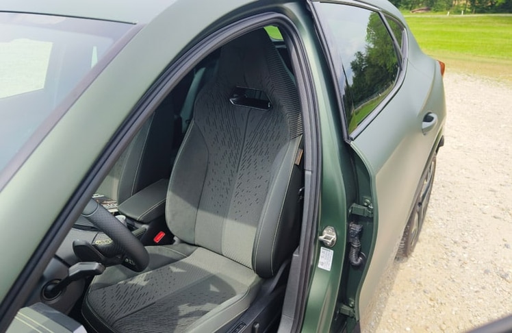 Fahrer:innen nehmen auf elektrischen Sportsitzen mit integrierten Kopfstützen und großem Verstellbereich Platz.