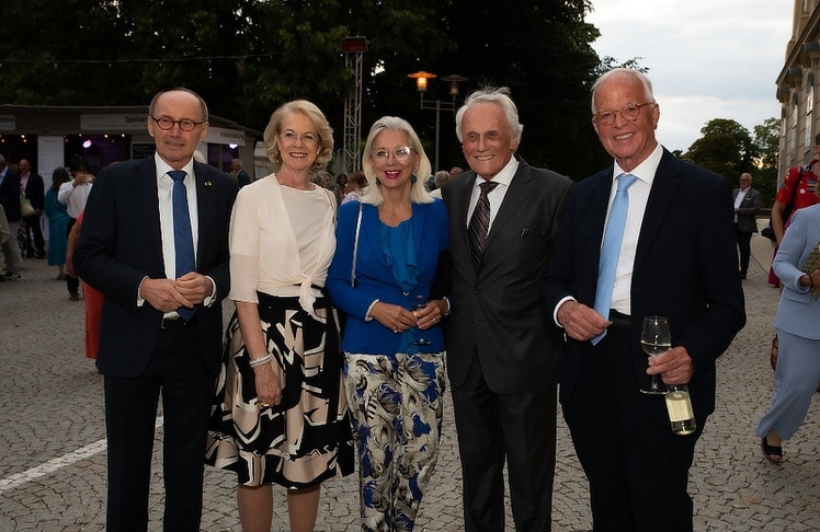 V.l.n.r.: Der Präsident des European Forum Alpbach Othmar Karas mit seiner Frau, die Juristin und Künstlerin Christa Karas-Waldheim, die Juristin und Pädagogin Martina Fasslabend, der ehemalige ÖVP-Politiker Josef Höchtl und der ehemalige Bundesminister für Landesverteidigung Werner Fasslabend