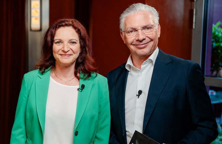 Katharina Zehender (Branchensprecherin für die Eventbetriebe der Wirtschaftskammer Wien und Vorstandsvorsitzende der livecom-Vereinigung der Veranstaltungsdienstleister Österreichs) mit Paul Leitenmüller (CEO Opinion Leaders Network / LEADERSNET).