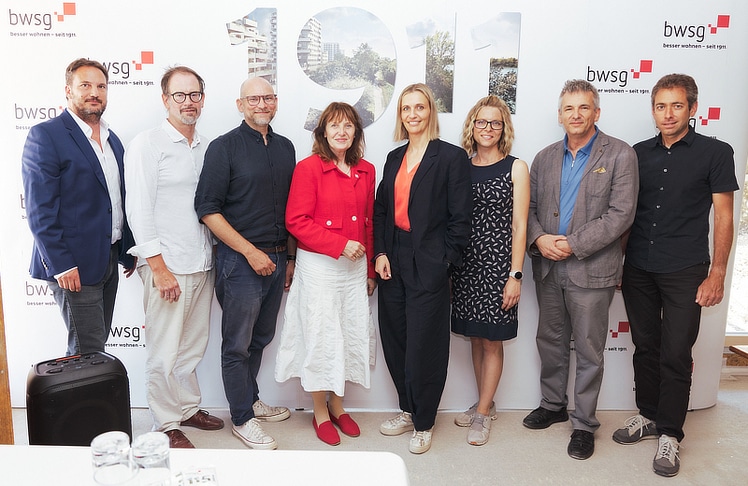 V.l.n.r.: Mathias Moser (BWSG-Vorstand), Friedrich Lechner (Oberbauleiter bei Gebrüder Haider & Co), Vizebürgermeister Rainer Praschak, Bürgermeisterin Silvia Drechsler, Kerstin Robausch-Löffelmann (BWSG-Vorständin), Kristina Kern (Bauleiterin Gebrüder Haider & Co) sowie Friedrich Lind und Harald Pilz (Stadtbauamt Mödling) © eap/Daniel Prieto y Taladrid