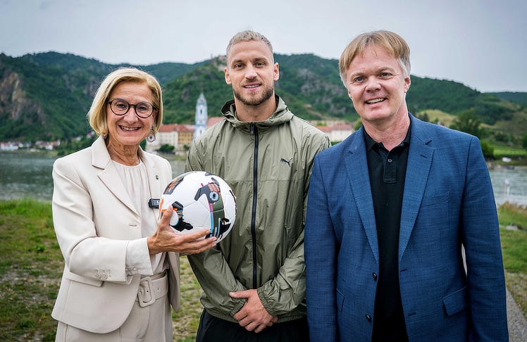 V.l.n.r.: Landeshauptfrau Johanna Mikl-Leitner, Fußballprofi und Niederösterreich-Testimonial Marko Arnautović und Michael Duscher, Geschäftsführer Niederösterreich Werbung © Gerhard Pfeffer
