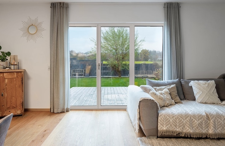 Der hohe Glasanteil, der durch die schmalen Rahmen dieses Fensters KF 510 ermöglicht wird, lässt noch mehr Tageslicht in den Wohnraum. 
