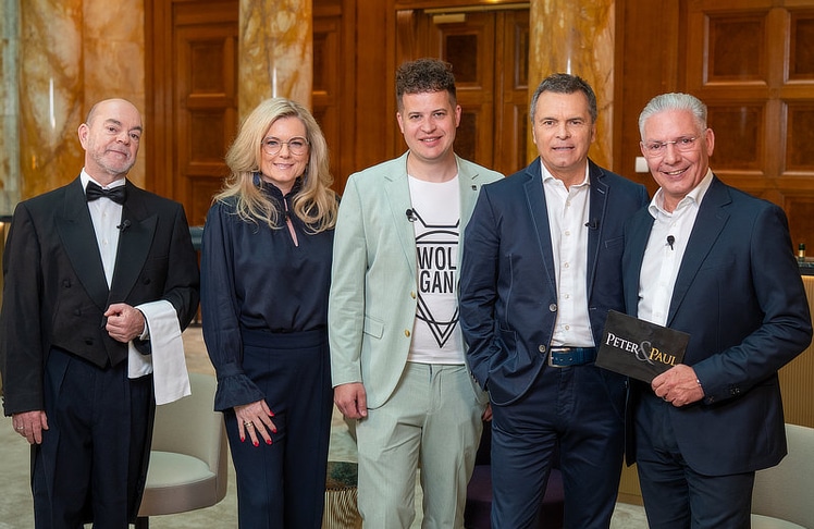 V.l.n.r.: Oberkellner Peter Müller, Monica Rintersbacher (Geschäftsführerin Leitbetriebe Austria), Wolfgang Hagn (Geschäftsführer Weingut Hagn), Erich Steinreiber (CEO ISS Österreich) und Paul Leitenmüller (CEO Opinion Leaders Network).