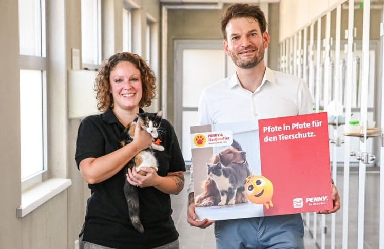 Bernadette Altrichter (Tierheimleitung des TierQuarTiers Wien) und Johannes Greller (Geschäftsführer Penny Österreich).