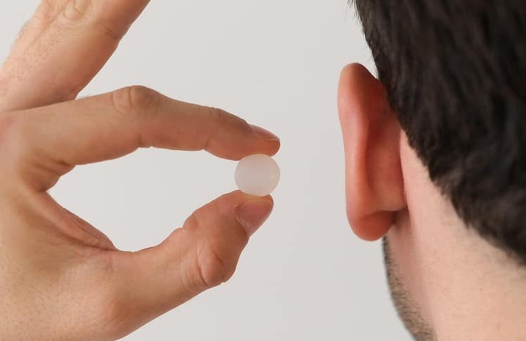 Die kleinen Kugeln aus weichem Silikon bleiben vor dem Gehörgang und dringen nicht in ihn ein.