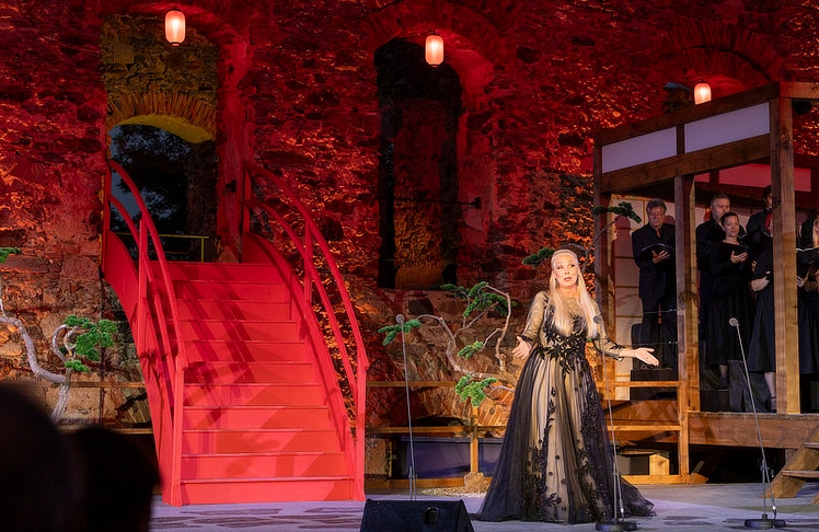 Mezzosopranistin Annely Peebo begeisterte das Publikum unter anderem mit der Habanera aus Bizets Carmen. © Jürgen Hammerschmid