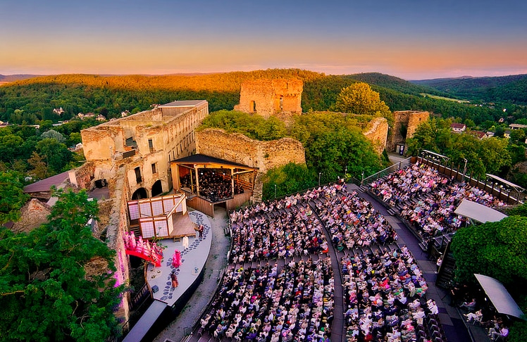 Die historische Burg Gars bot auch heuer wieder die Kulisse für "Stars in Gars", das längst als Fixpunkt im niederösterreichischen Kultursommer gilt. © Andreas Anker