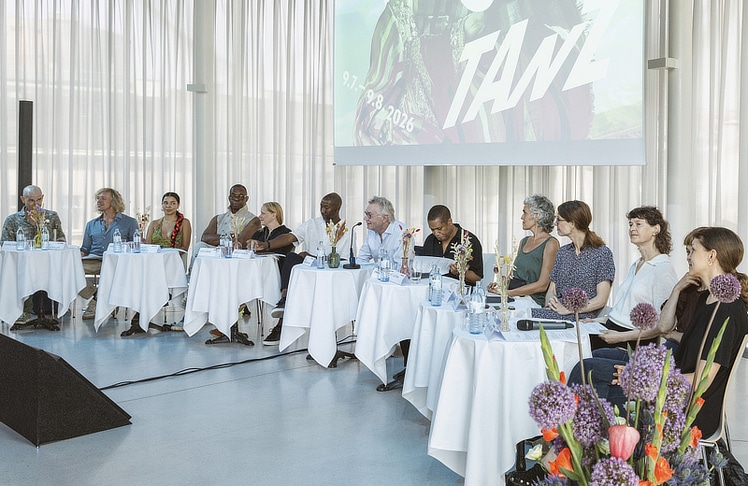 V.l.n.r.: Chris Haring, Franz Riefenthaler, Tamara Flores, Archie Burnett, Fio Losin, Amala Dianor, Karl Regensburger, Trajal Harrell, Lula Pena, Fatima Hellberg, Chris Standfest, Lisa Hinterreithner, Julia Müllner bei der Abschlusspressekonferenz © yakoone