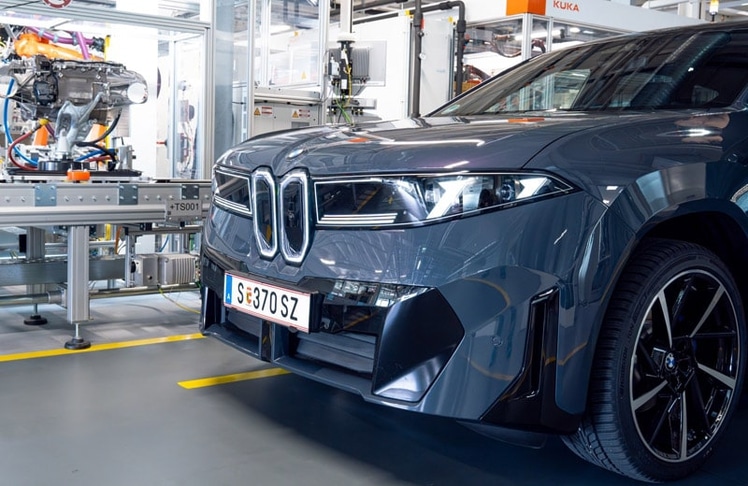 Der neue iX3 mit E-Motoren aus dem BMW Group Werk Steyr führt das Juli-Ranking der reinen E-Autos klar an.