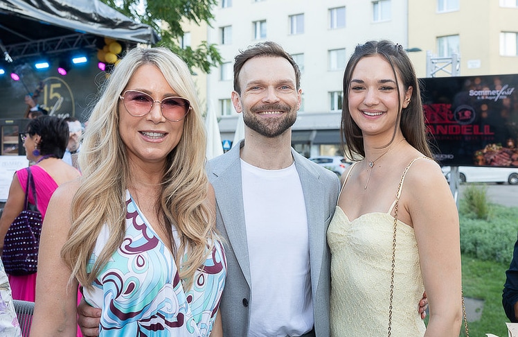 V.l.n.r.: Schlagersängerin Simone Stelzer mit Profitänzer Vadim Garbuzov und Carechamp-Marketingleiterin Saphira Wermann. © LEADERSNET / R. Brunhölzl