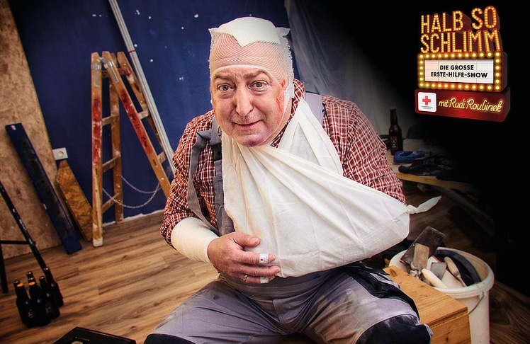 Bei "Halb so schlimm" zeigt Rudi Roubinek gemeinsam mit dem Roten Kreuz, wie einfach Erste Hilfe im Ernstfall sein kann.
