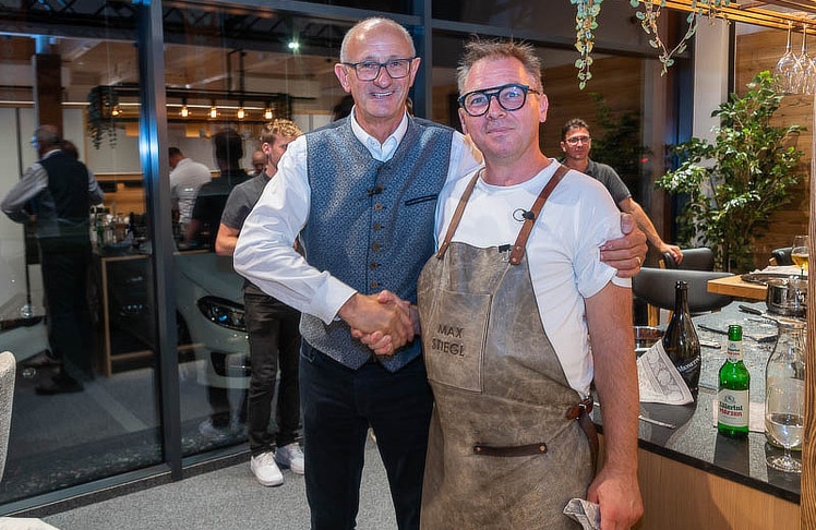 Tirols Landeshauptmann Anton Mattle (l.) mit Haubenkoch Max Stiegl.