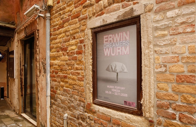 Die Einzelausstellung „Dreamers“ des Künstlers Erwin Wurm ist bis 22. November 2026 im Museo Fortuny in Venedig zu sehen. © Foto Manfred Lach