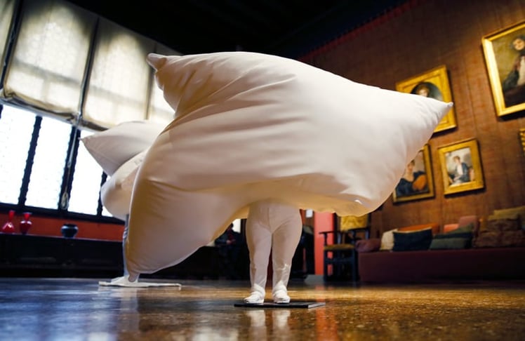 Wurm erzeugt in seinen Werken oft die Illusion von körperlichem Wachstum oder Schrumpfung. Nightmare (Dreamers Series), 2026 © Foto Manfred Lach