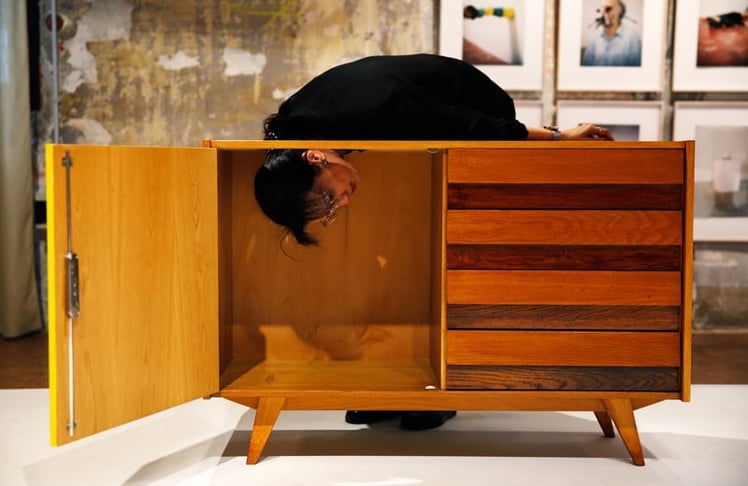 Bei den „One Minute Sculptures“ werden die Betrachter:innen selbst zu einem Teil des Kunstwerks. © Foto Manfred Lach