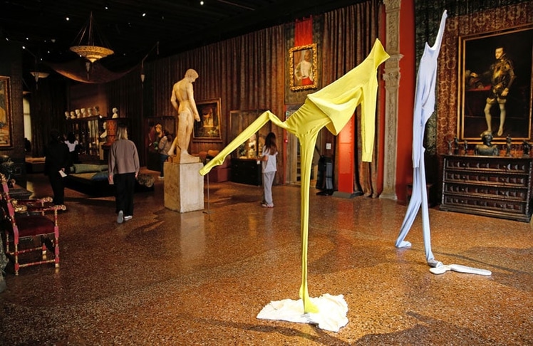 Kleidung als skulpturale Erweiterung des Körpers steht im Zentrum von Wurms Dialog mit dem Palazzo Fortuny. In der Serie „Substitutes“ zeigt der Künstler Gewänder ohne menschliche Figuren. © Foto Manfred Lach