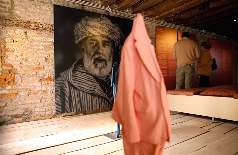 Erwin Wurm Dreamers im Museo Fortuny, Ausstellungsansicht