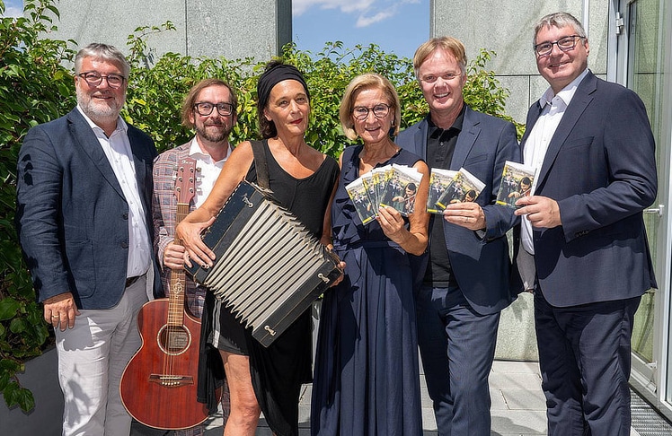 V.l.n.r.: Martin Grüneis (stv. Leiter Abteilung Kunst und Kultur, Land Niederösterreich), Kuratorenteam Stephan Sperlich und Tini Trampler, Landeshauptfrau Johanna Mikl-Leitner, Michael Duscher (Geschäftsführer der Niederösterreich Werbung) und Reinhard Zöchmann (Präsident Weinbauverband Niederösterreich).
