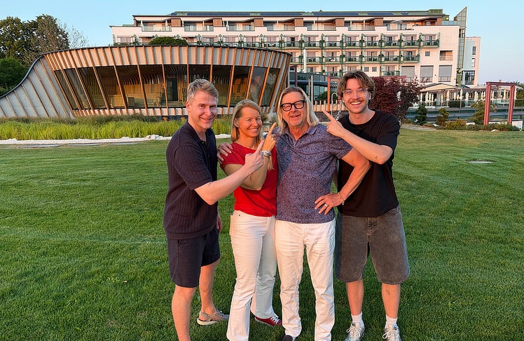 V.l.n.r.: Maximilian Heske (Head of Strategy & Creative Digiknall), Niki und Karl Reiter (Hoteliers) und Felix Bachlechner (Junior Videograph Digiknall).