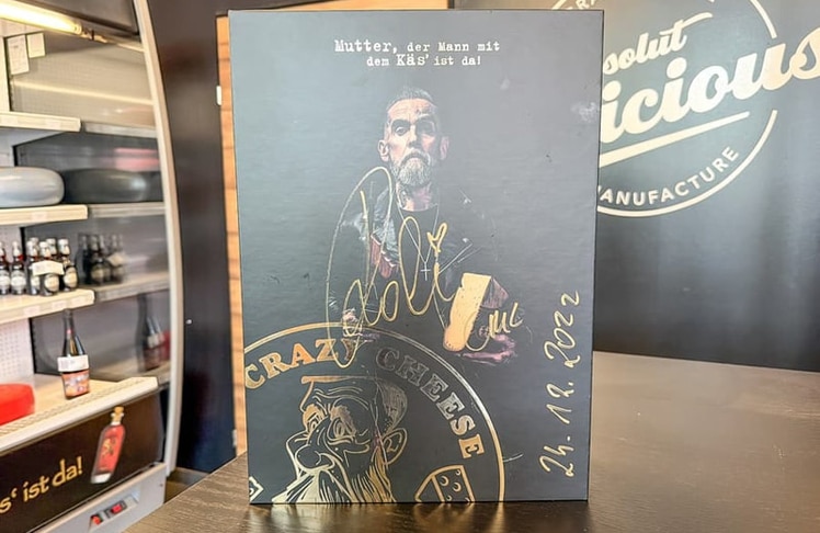 Geschenkebox mit Autogramm von "Käse-Millionär" Roland Ludomirska