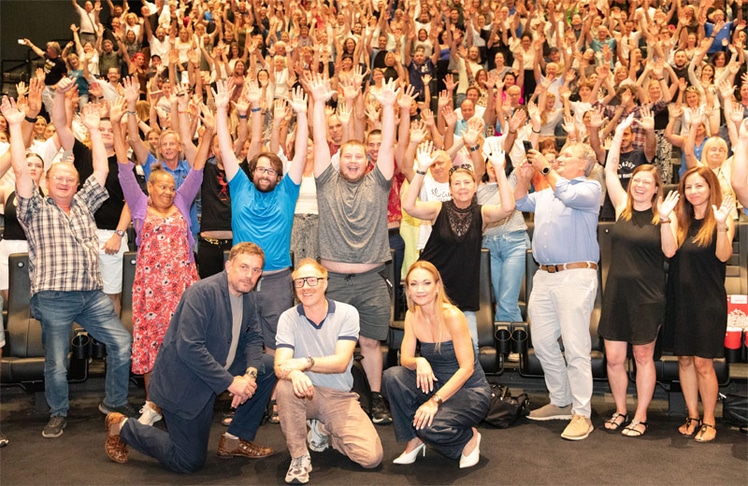 Bezzel, Potthoff und Schwarz mit den Premieren-Zuseher:innen im vollen Kinosaal im Cineplexx in der Millennium City
