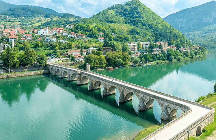 Die Mehmed-paša-Sokolović-Brücke in Višegrad © Adobe Stock