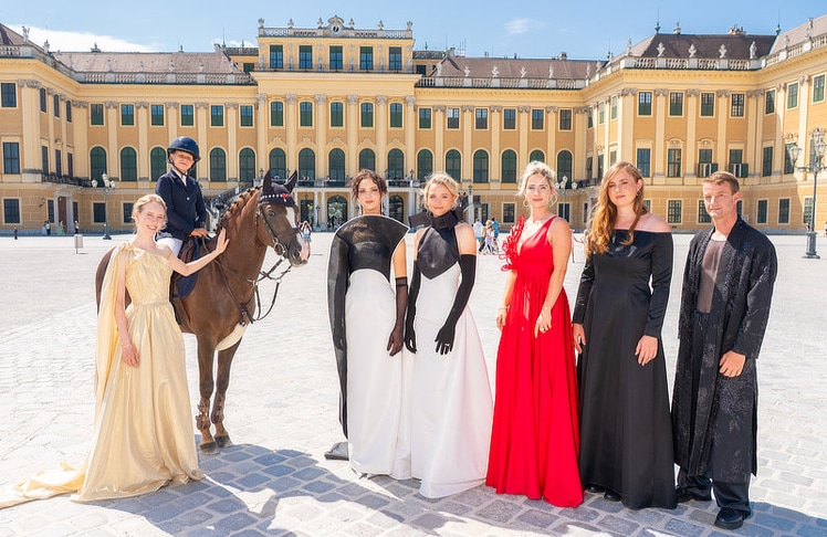 Die Reiterinnen schlüpften in Fashion-Kreationen österreichischer Jungdesigner:innen und posierten mit den Tieren vor dem Schloss Schönbrunn.