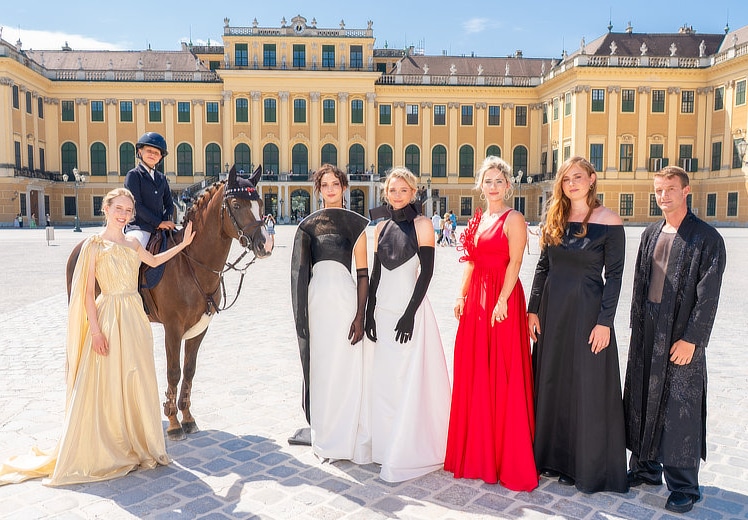 Springreiterinnen setzten heimische Designermode in Schönbrunn in Szene