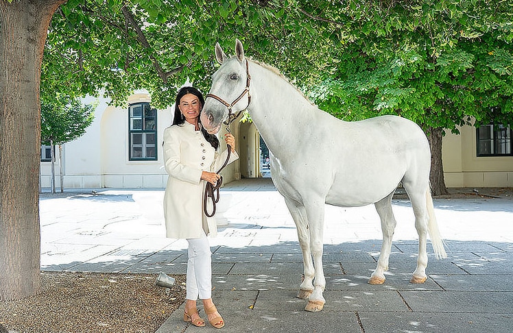 Co-Veranstalterin Sonja Klima mit Lipizzanerstute "Stornella".