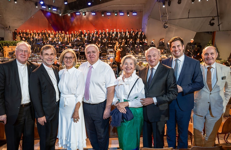 V.l.n.r.: Diözesanbischof Alois Schwarz, Erzbischof Josef Grünwidl, NÖ-Landeshauptfrau Johanna Mikl-Leitner mit Andreas Mikl, Sissi Pröll mit Landeshauptmann a.D. Erwin Pröll, Staatssekretär Alexander Pröll und Nationalratspräsident a.D. Wolfgang Sobotka.