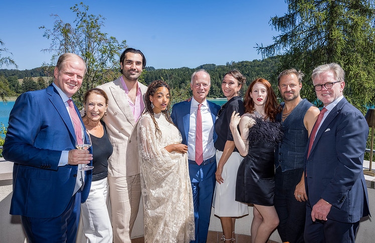 V.l.n.r.: Florian Köchert, Daniela Ziegler, Jonathan Tetelman, Safira Robens, Wolfgang Köchert, Ursula Strauss, Roxane Duran, Philipp Hochmair und Christoph Köchert.