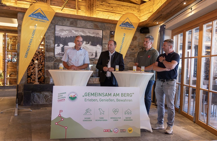 V.l.n.r.: Stefan Mangott (Geschäftsführer der Bergbahn Komperdell und Sprecher der BÖSB Tirol), Josef Geisler (Landeshauptmann-Stellvertreter Tirol), Harald Oblasser (Vorstand der Gruppe Forst des Landes Tirol) und Kornel Grundner (Sprecher der Besten Österreichischen Sommer-Bergbahnen) beim Pressegespräch.