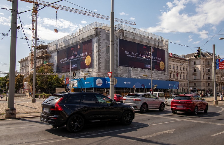 AEG Werbung am Schwarzenbergplatz © Megaboard