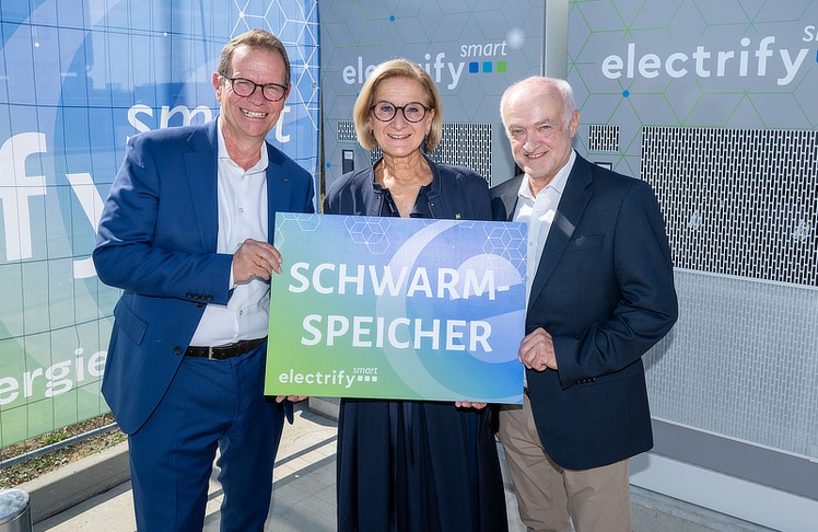V.l.n.r.: EVN-Vorstandsdirektor Stefan Szyszkowitz, Landeshauptfrau Johanna Mikl-Leitner und electrify-Chairman Rudolf Schütz  © NLK Khittl