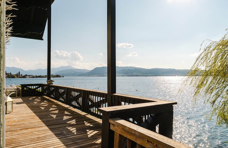 Weitläufige Terrassen sollen Innen- und Außenbereiche auf harmonische Weise verbinden © Marlies Muhr Immobilien