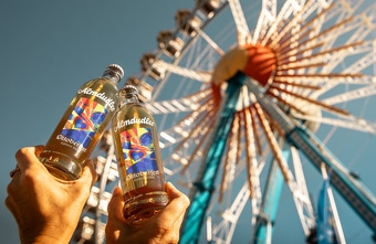 Almdudler verpasst seiner Kultflasche einen neuen Wiesn-Look
